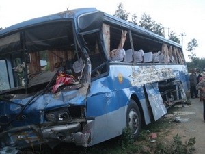The bus parked on the side of road for repairs is out of shape (Photo:giaothongvantai.com.vn)